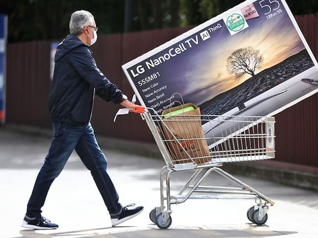 El secretario de Salud de Bogotá, Alejandro Gómez, se refirió al tercer día sin IVA que será el próximo 21 de noviembre. Foto: Colprensa / ÁLVARO TAVERA