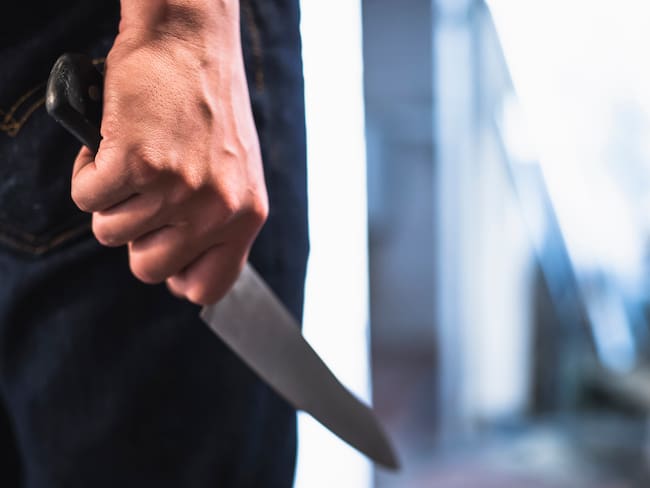 Imagen de referencia de hombre con cuchillo. Foto: Getty Images.