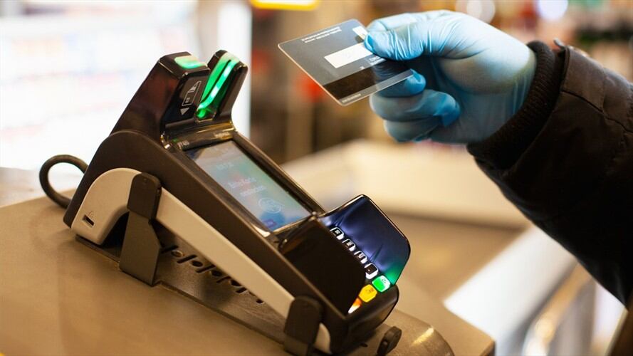 Algunos establecimientos de comercio estarían elevando los precios de sus productos, lo que ha generado molestia en los usuarios.. Foto: Getty Images