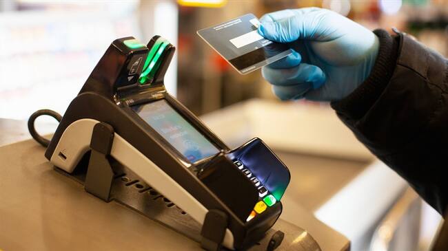 Algunos establecimientos de comercio estarían elevando los precios de sus productos, lo que ha generado molestia en los usuarios.. Foto: Getty Images