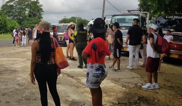 Al conductor del vehículo le fue impuesto un comparendo por no tener permiso para transportar a estas personas. Foto: Cortesía