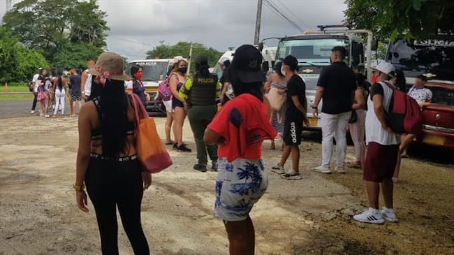 Al conductor del vehículo le fue impuesto un comparendo por no tener permiso para transportar a estas personas. Foto: Cortesía