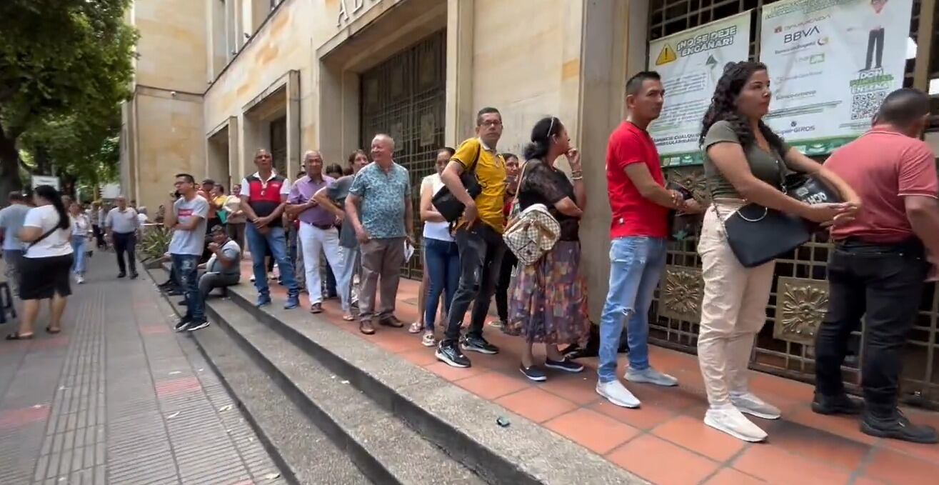 Larga fila de contribuyentes en Cúcuta que buscan acogerse a descuentos. / Foto: Caracol Radio Cúcuta.