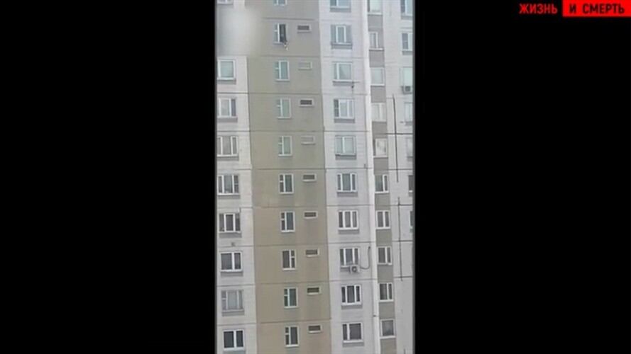 Mujer cae de un piso 16 y sobrevive de milagro. Foto: Captura de video:  Ложись спать