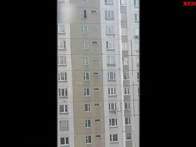 Mujer cae de un piso 16 y sobrevive de milagro. Foto: Captura de video: Ложись спать