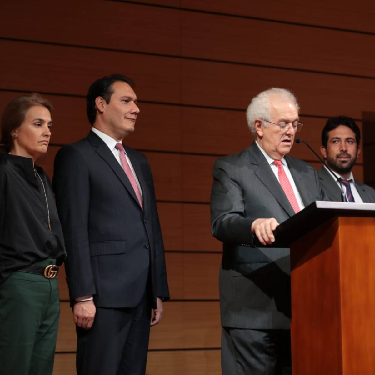 Gremios económicos lamentan salida de Ocampo del Gobierno pero ofrecen apoyo a Bonilla
