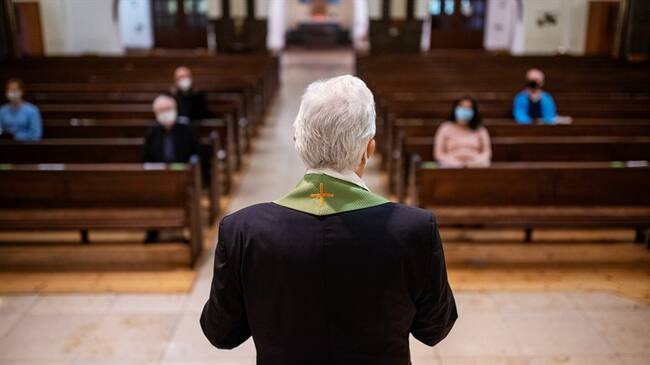 Hombre le fractura el cráneo a pastor por tocar indebidamente a su hijo menor. Foto: Getty Images / Luis Alvarez