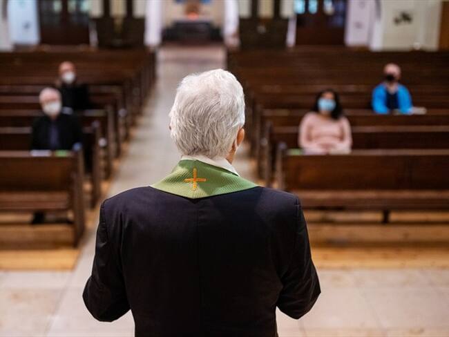 Hombre le fractura el cráneo a pastor por tocar indebidamente a su hijo menor. Foto: Getty Images / Luis Alvarez