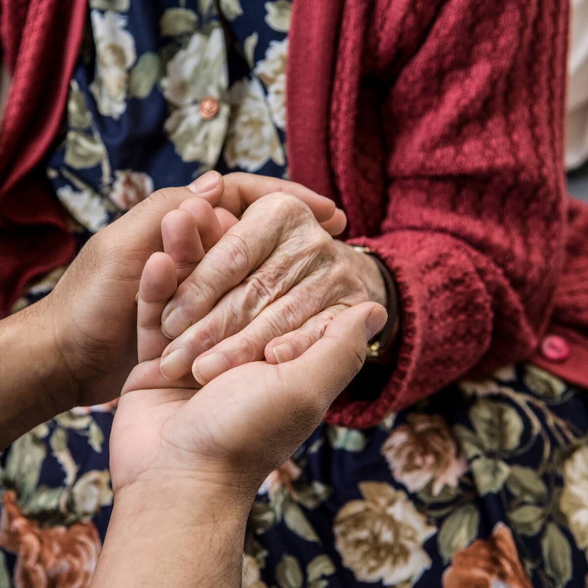 Cuidados del adulto mayor cambian generación tras generación: ¿cómo serán en un futuro?