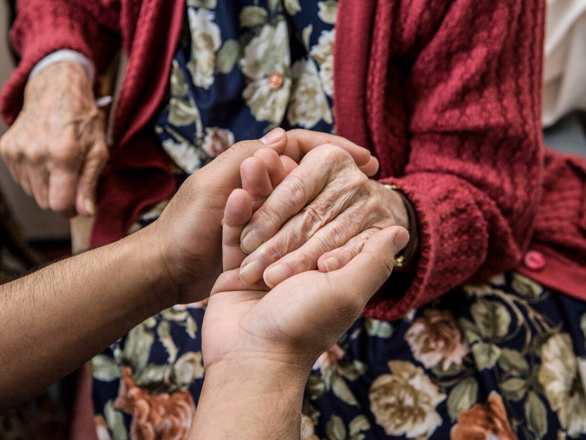 Cuidados del adulto mayor cambian generación tras generación: ¿cómo serán en un futuro?