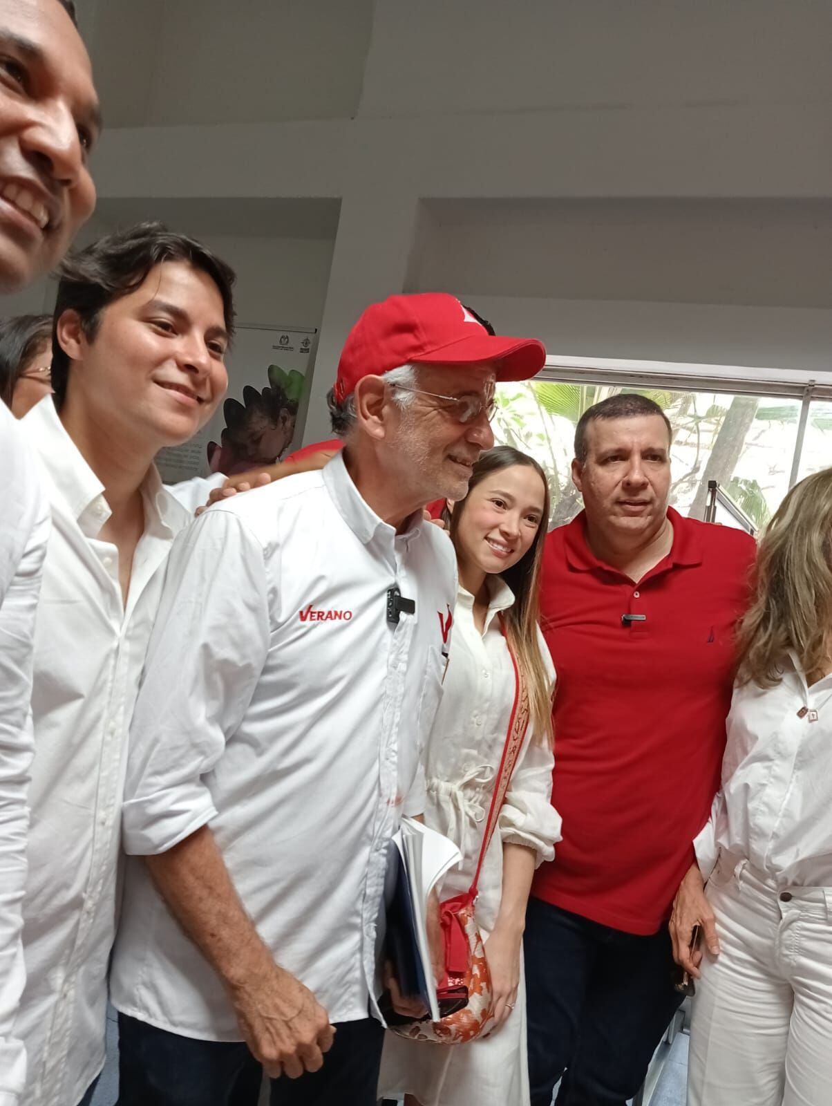 Eduardo Verano en medio de su inscripción. Foto: Andrea Pallares, W Radio.