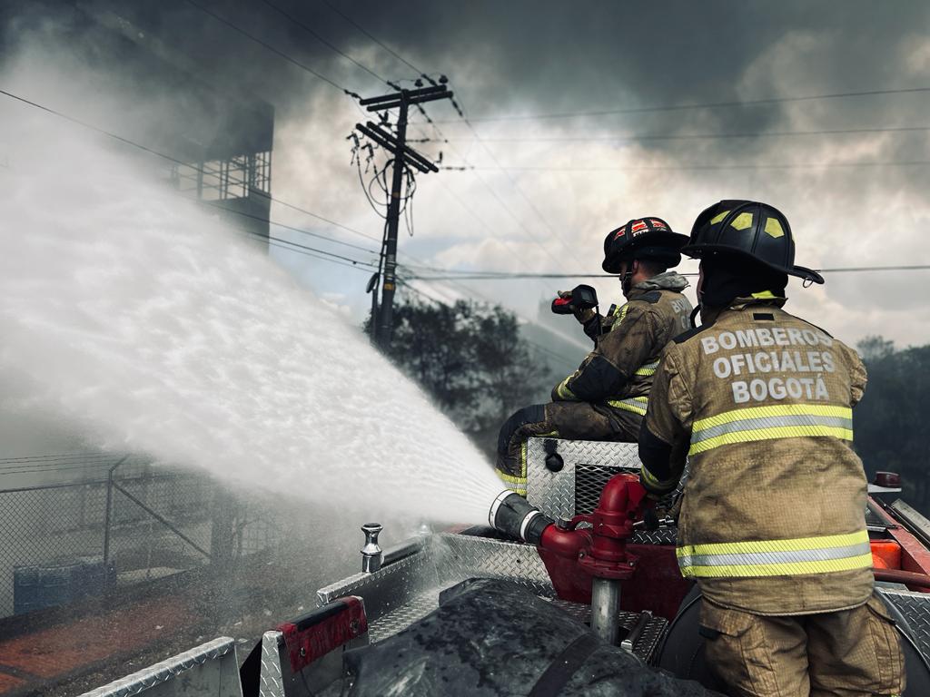 Bomberos Bogotá controlando el incendio. Foto: Twitter oficial Bomberos Bogotá.