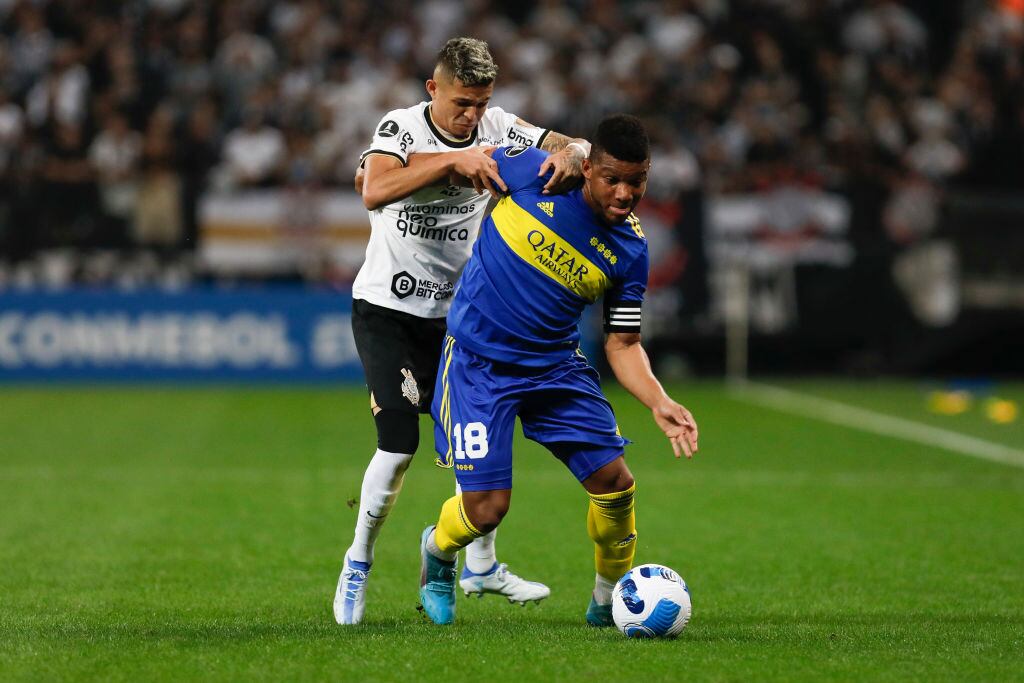 Frank Fabra delBoca Juniors y Adson de Corinthians . (Photo by Ricardo Moreira/Getty Images)