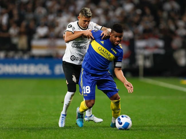 Frank Fabra delBoca Juniors y Adson de Corinthians . (Photo by Ricardo Moreira/Getty Images)