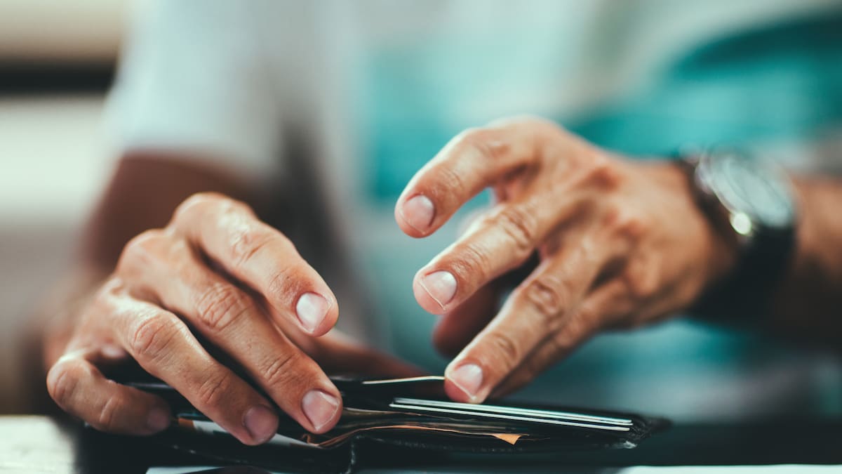 Pagué millones para trabajar: dueño de bar en Bogotá denuncia que Policía extorsiona