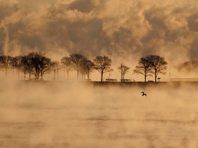 Bruma en la bahía Pleasure en Boston, Massachusetts, Estados Unidos. Foto: EFE/ Cj Gunther