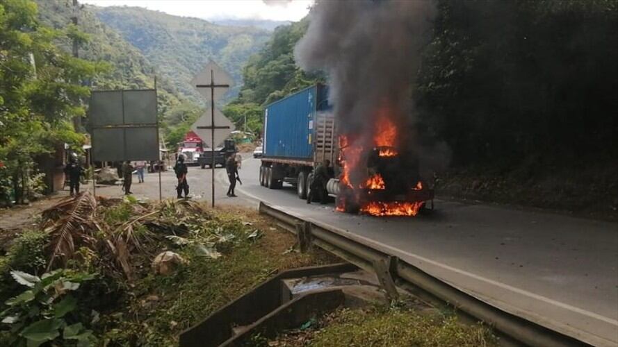 En la vía que comunica a  Dagua con Buenaventura fue incendiado el cabezote de una tractomula. La Policía responsabiliza a las comunidades indígenas de este ataque. Foto: Cortesía