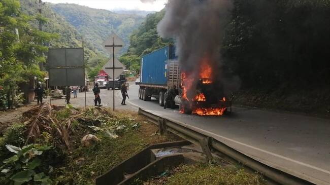 En la vía que comunica a Dagua con Buenaventura fue incendiado el cabezote de una tractomula. La Policía responsabiliza a las comunidades indígenas de este ataque. Foto: Cortesía