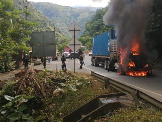 En la vía que comunica a Dagua con Buenaventura fue incendiado el cabezote de una tractomula. La Policía responsabiliza a las comunidades indígenas de este ataque. Foto: Cortesía