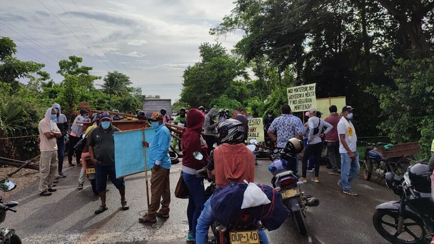 Por falta de agua potable, comunidades bloquearon vía Montería-Tierralta.Foto: cortesía Jaime Díaz.