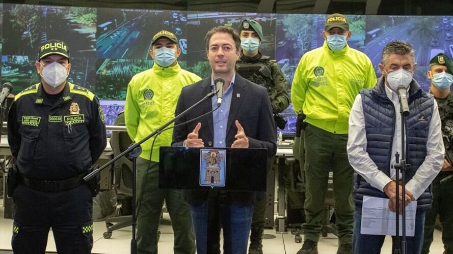 El alcalde Daniel Quintero anuncia toque de queda a menores de edad en el Parque Lleras de Medellín. Foto: Alcaldía de Medellín