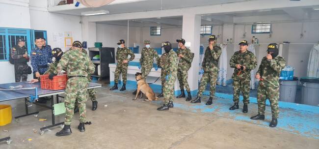 Gaula militar incautó más de 30 celulares en caletas, en la cárcel de la Dorada, Caldas. Foto: Cortesía