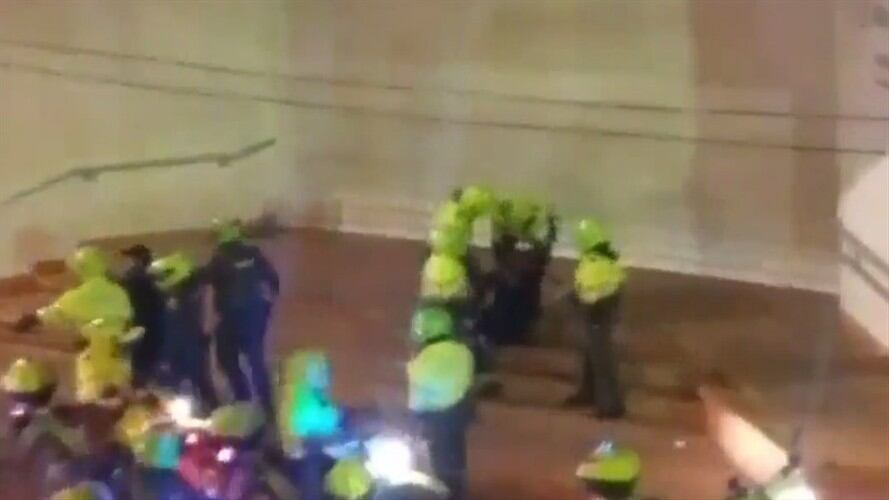 Imagenes del a brutal golpiza a una comunicadora por parte de miembros de la policía.. Foto: Cortesía