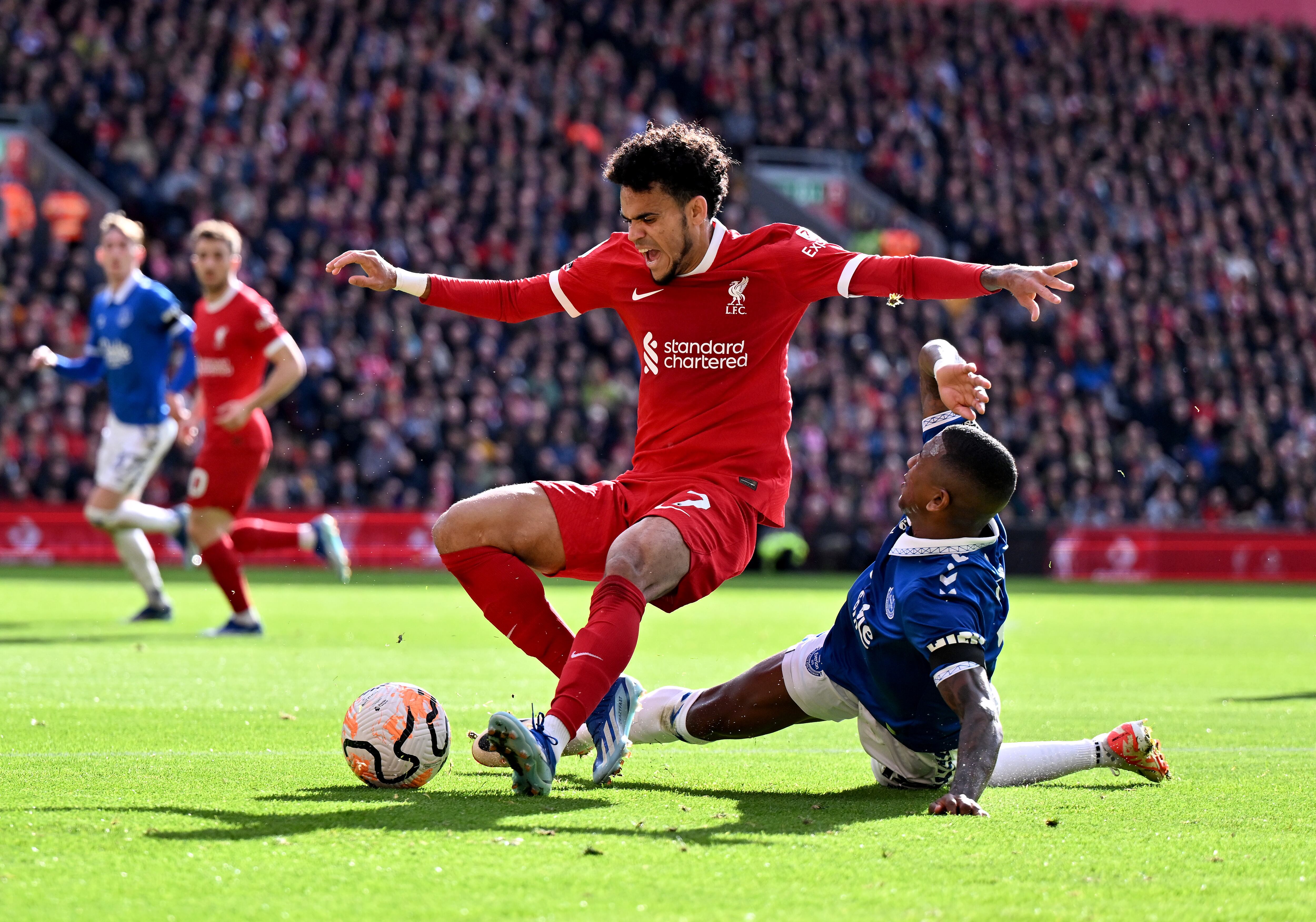 Luis Díaz tras la fuerte falta de Ashley Young que le significó su expulsión. (Photo by Andrew Powell/Liverpool FC via Getty Images)