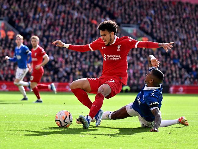 Luis Díaz tras la fuerte falta de Ashley Young que le significó su expulsión. (Photo by Andrew Powell/Liverpool FC via Getty Images)