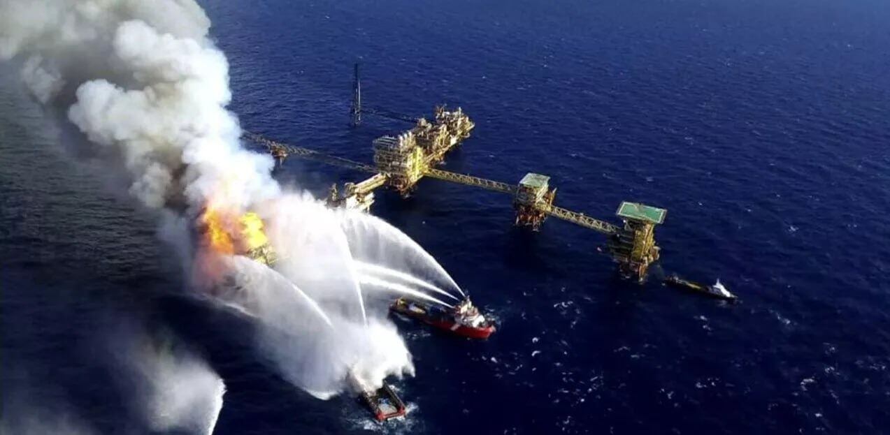 Explosión plataforma Nohoch Alfa de Pemex en México. Foto Twitter: @kb_ql22