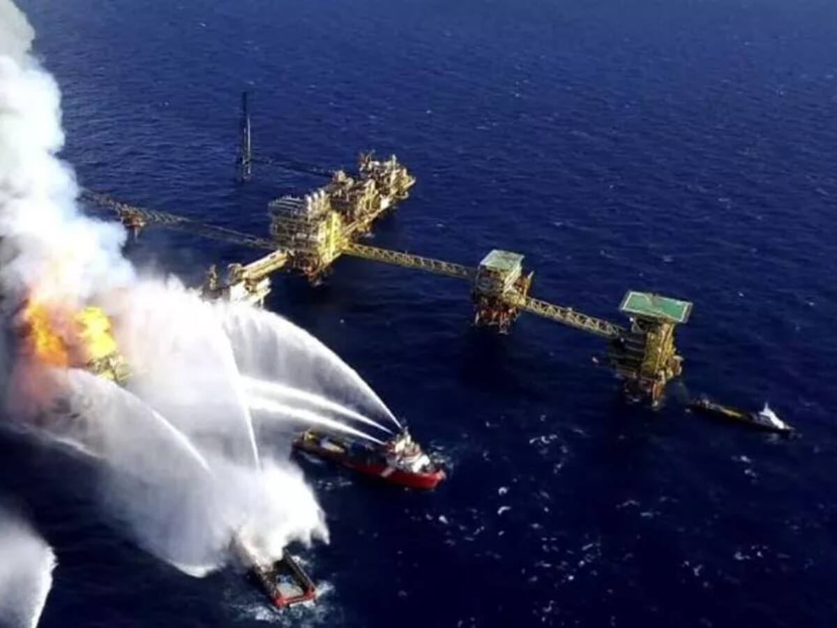 Al menos tres desaparecidos luego de explosión en la plataforma de Petróleos Mexicanos