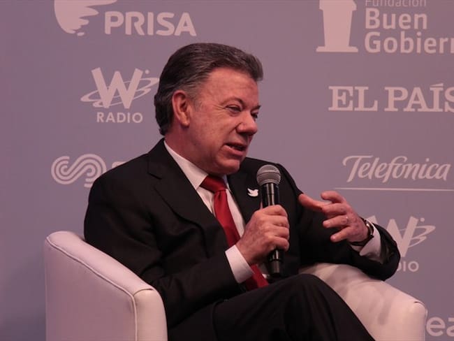 El presidente Juan Manuel Santos en el panel central del foro &quot;Los beneficios de la paz en Colombia&quot;. Foto: W Radio