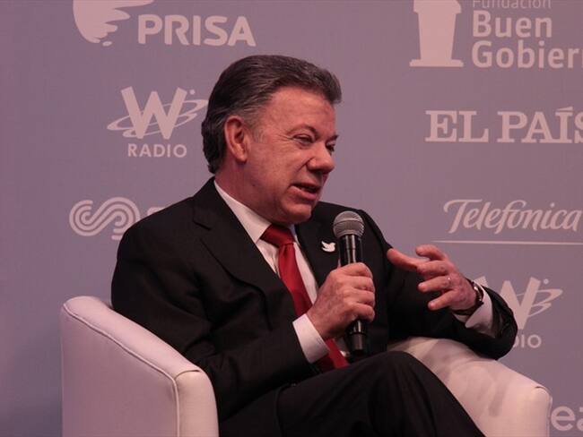 El presidente Juan Manuel Santos en el panel central del foro "Los beneficios de la paz en Colombia". Foto: W Radio