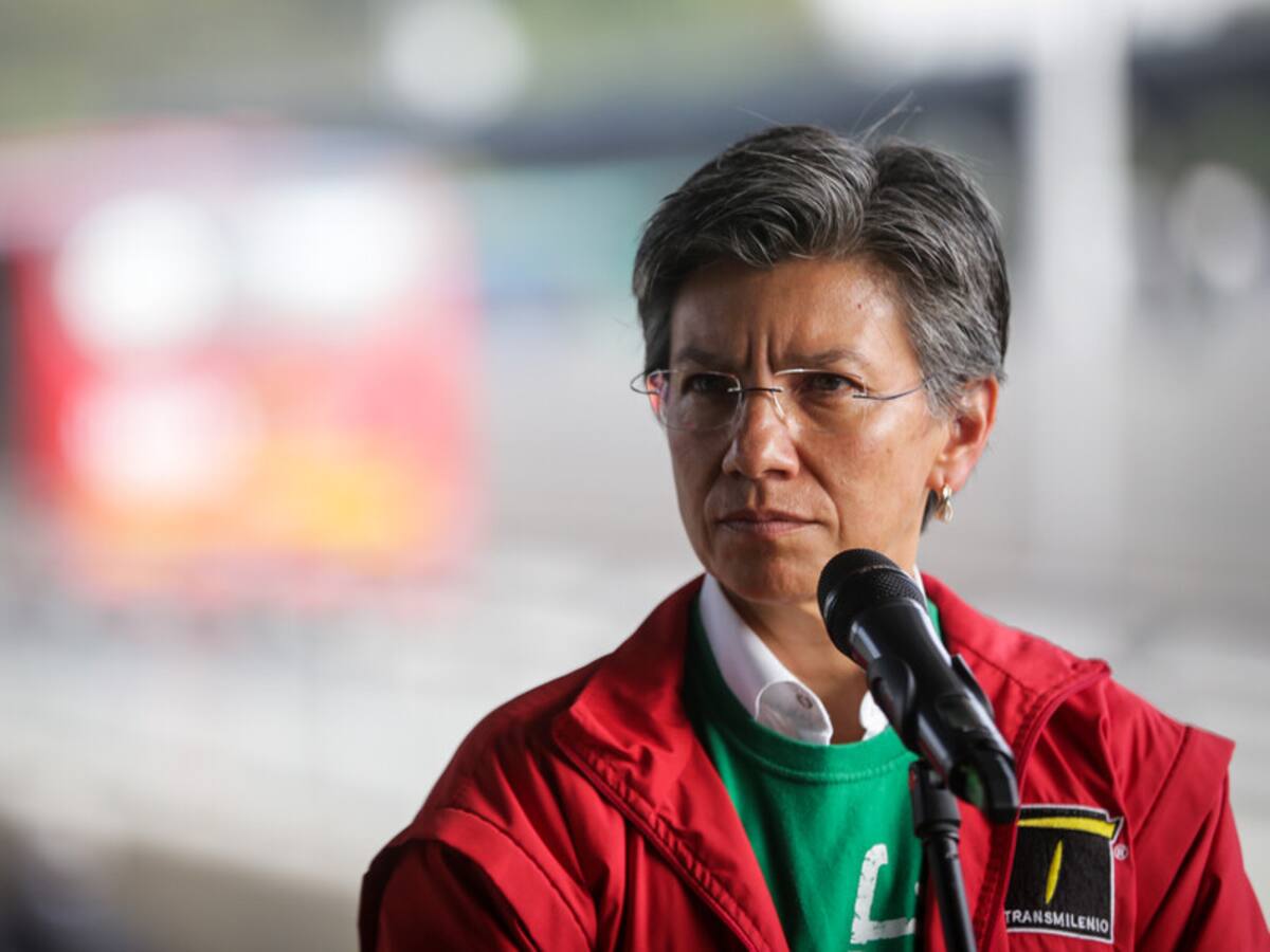 Alcaldesa de Bogotá apoya propuesta de Petro para financiar transporte público