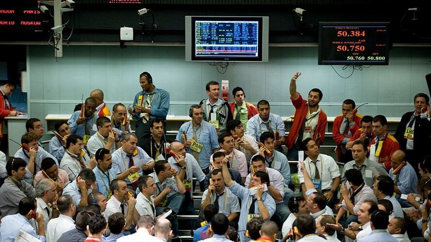 La Bolsa de Sao Paulo profundizaba por la tarde sus pérdidas, con un derrumbe de más de 14%, tras reanudar sus operaciones luego de una suspensión de media hora activada cuando caía 10%. Foto: Getty Images