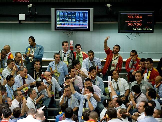 La Bolsa de Sao Paulo profundizaba por la tarde sus pérdidas, con un derrumbe de más de 14%, tras reanudar sus operaciones luego de una suspensión de media hora activada cuando caía 10%. Foto: Getty Images