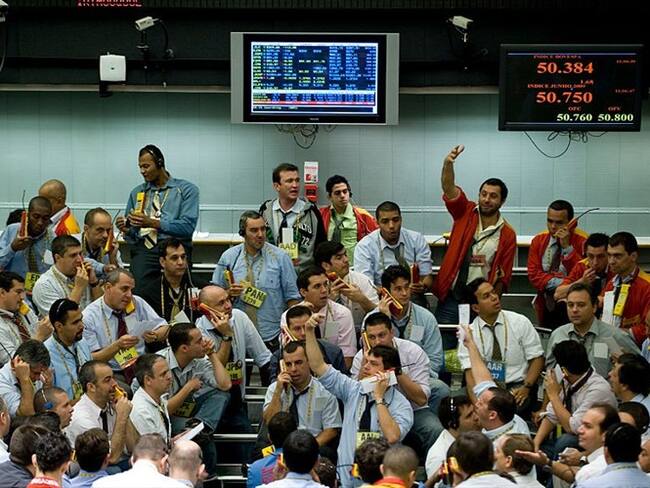 La Bolsa de Sao Paulo profundizaba por la tarde sus pérdidas, con un derrumbe de más de 14%, tras reanudar sus operaciones luego de una suspensión de media hora activada cuando caía 10%. Foto: Getty Images