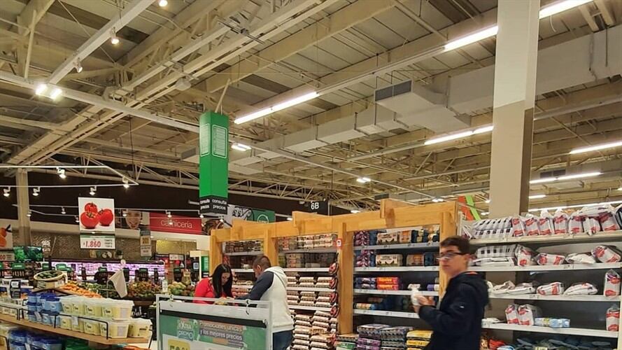 En los centros comerciales de Tunja se vienen tomando temperatura, procesos y estaciones de desinfección y equipos de aseo permanente.. Foto: Suministrada