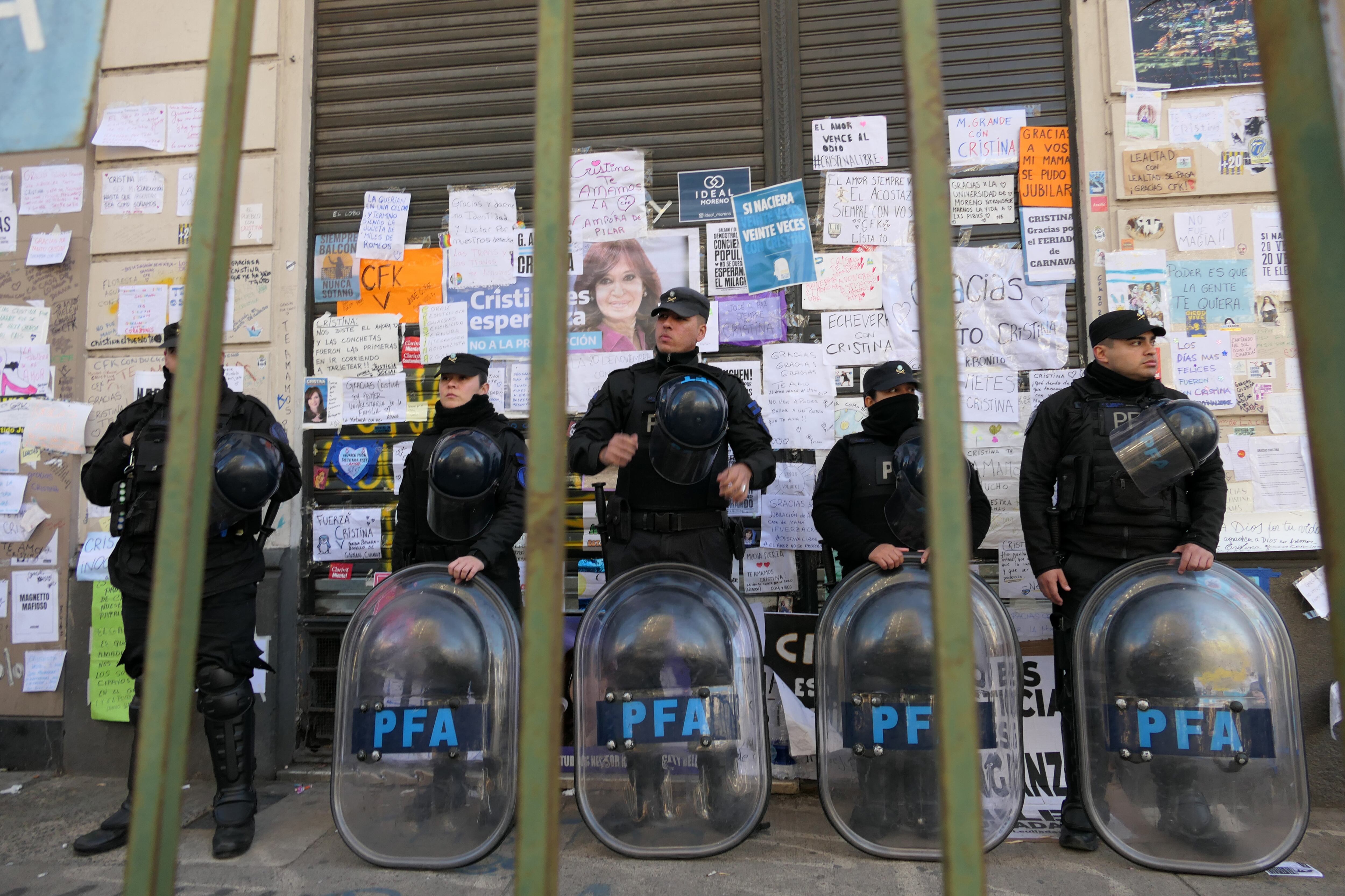 Integrantes de la Policía Federal vigilan durante una manifestación frente a la casa de la expresidenta Cristina Fernández. FOTO: EFE/ Enrique García Medina