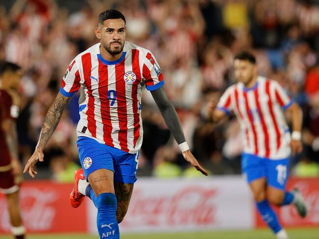 AMDEP8864. ASUNCIÓN (PARAGUAY), 15/10/2024.- Antonio Sanabria de Paraguay celebra su gol este martes, en un partido de las eliminatorias sudamericanas para el Mundial de 2026 en el estadio Defensores del Chaco en Asunción (Paraguay). EFE/ Juan Pablo Pino