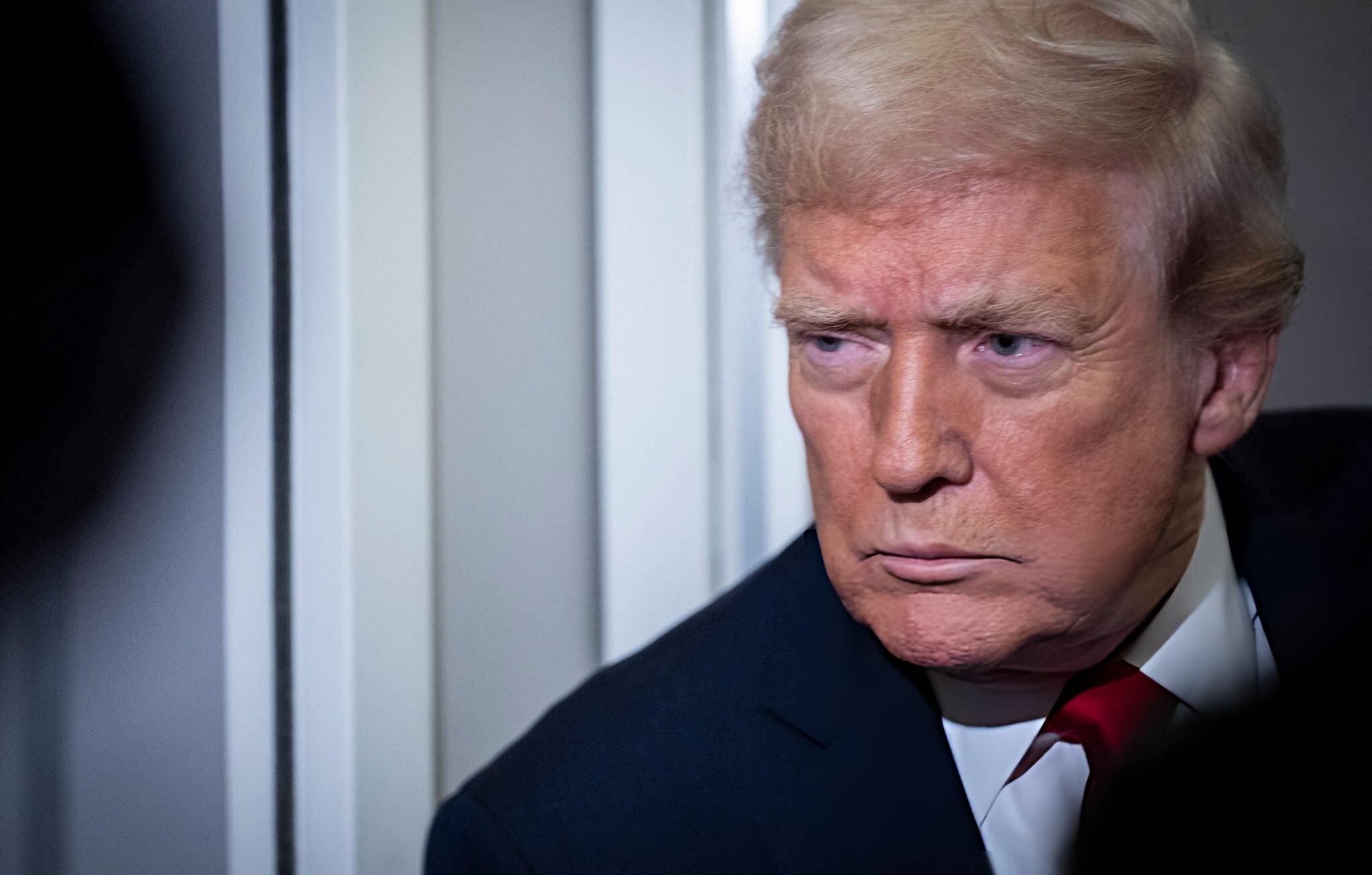 El presidente Donald Trump habla con periodistas a bordo del Air Force One, el 25 de noviembre de 2025. FOTO: Pete Marovich/Getty Images