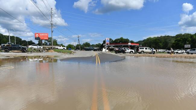 Caminos rurales, carreteras estatales y puentes fueron arrasados y miles de personas se quedaron sin electricidad.. Foto: Peter Zay/Anadolu Agency via Getty Images