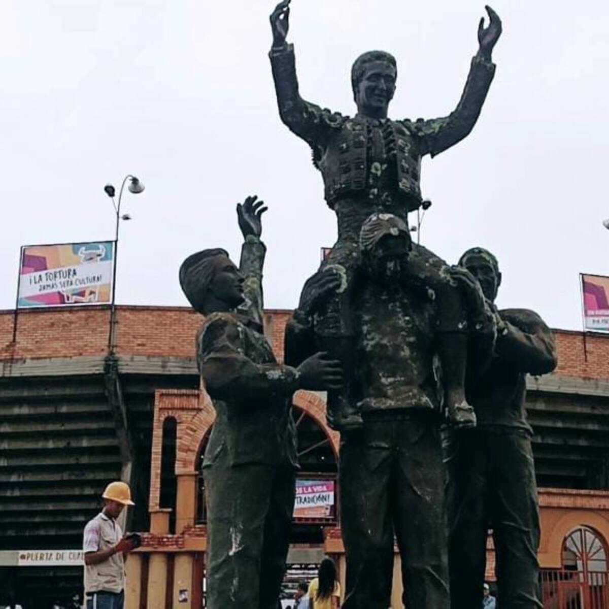 Yo no participé en el retiro de la estatua de César Rincón en Duitama: Gustavo Bolívar