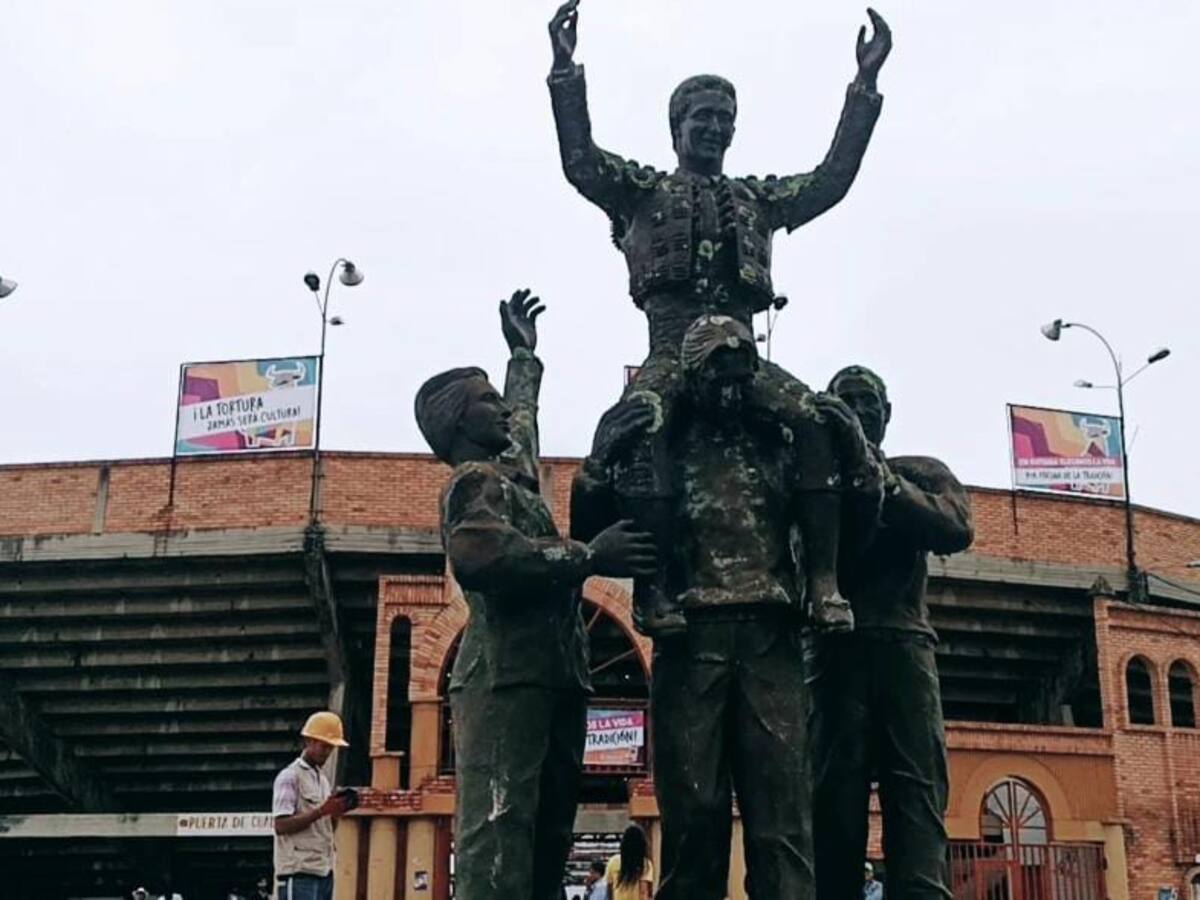 Yo no participé en el retiro de la estatua de César Rincón en Duitama: Gustavo Bolívar