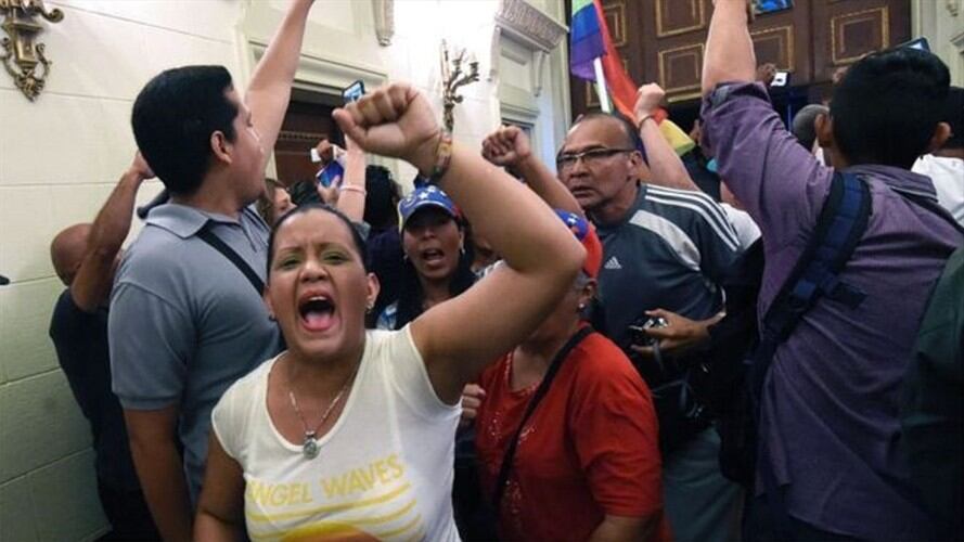 Hubo momentos de incertidumbre tras la entrada de simpatizantes del gobierno al palacio legislativo. Foto: BBC Mundo