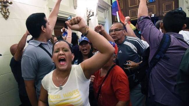 Hubo momentos de incertidumbre tras la entrada de simpatizantes del gobierno al palacio legislativo. Foto: BBC Mundo