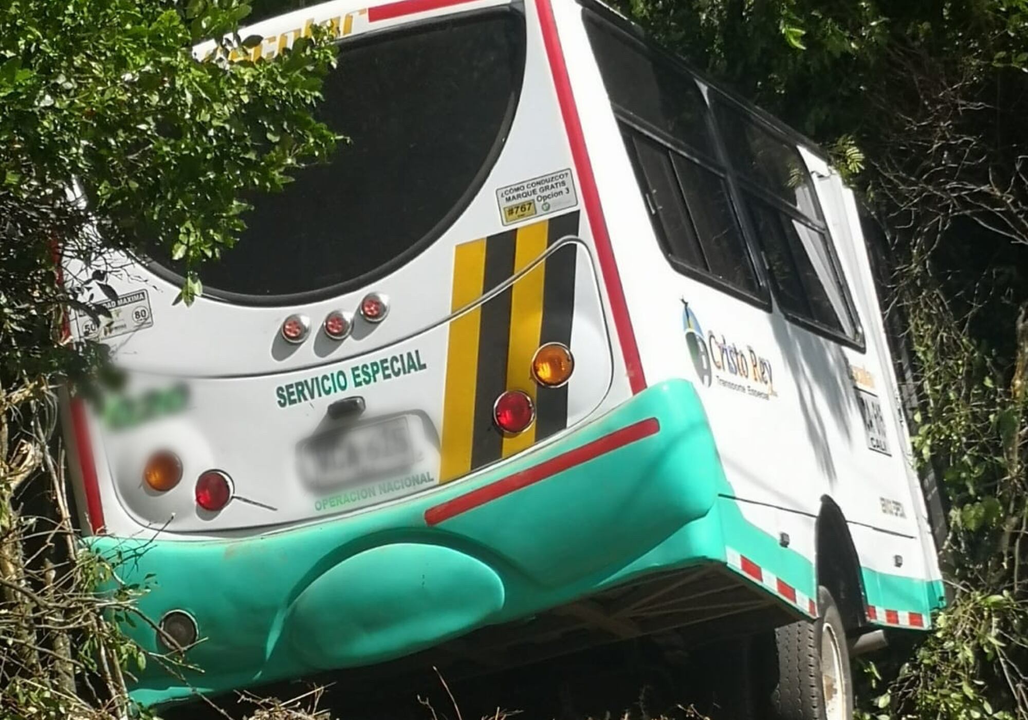 Accidente de bus escolar en zona rural de Cali. Foto: prensa de Movilidad
