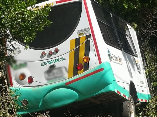 Accidente de bus escolar en zona rural de Cali. Foto: prensa de Movilidad
