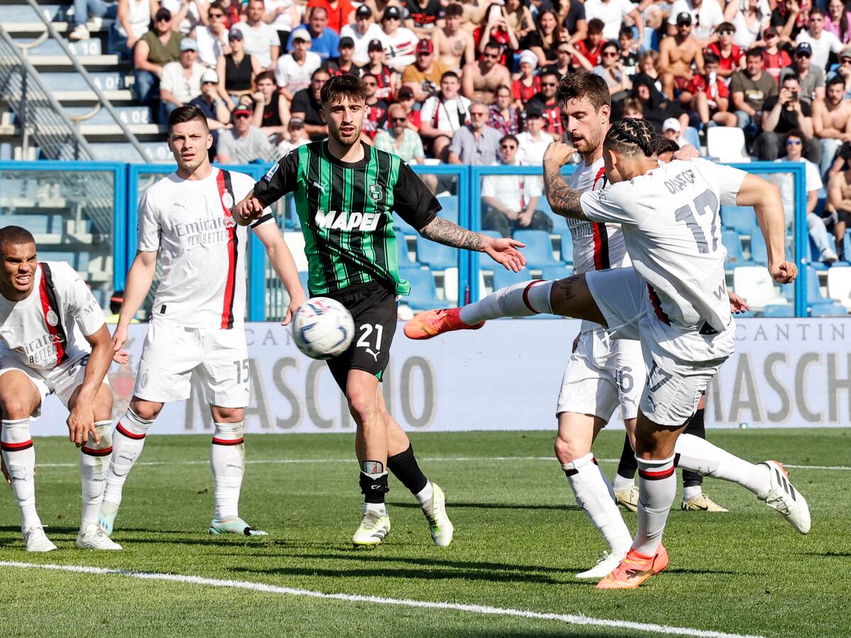 El Milan empató 3-3 ante el Sassuolo y acerca al Inter al título