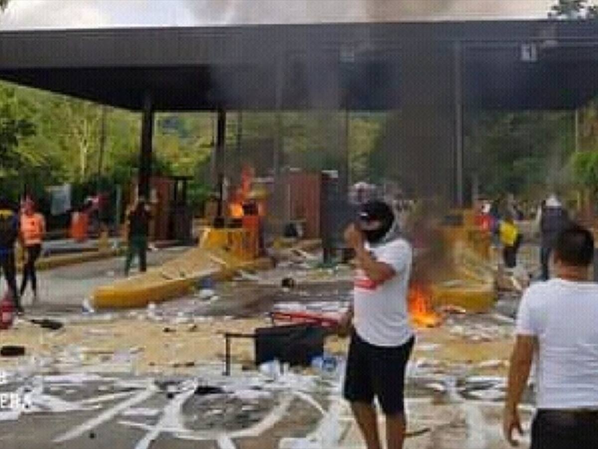 En protesta incineran elementos en el peaje de Rionegro, Santander